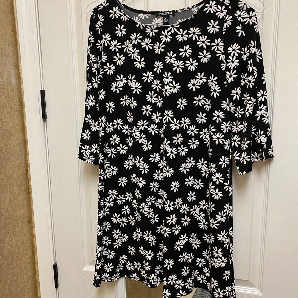 Cute Roz & Ali dress black with daisies and slit bell sleeves size L Petite